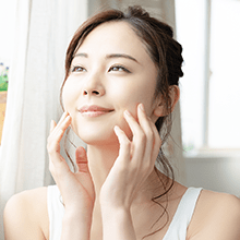 お肌を触る女性