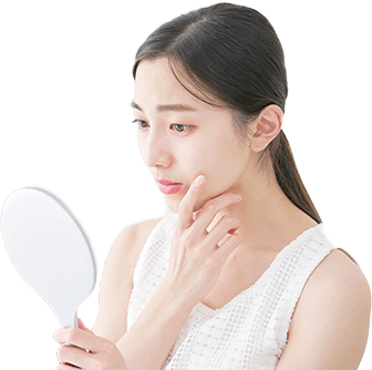肌を確認する女性